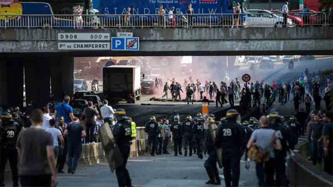 Los taxistas franceses bloquean la carretera de circunvalación de París