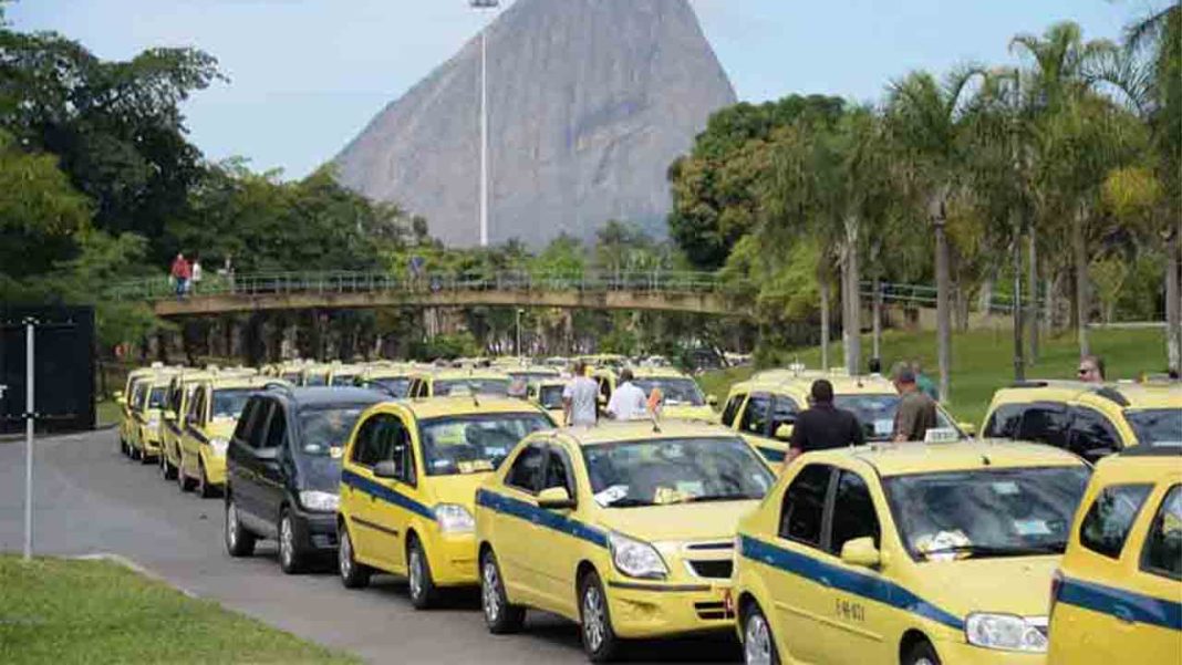Más de mil taxistas de Río de Janeiro bloquean la ciudad para protestar contra Uber