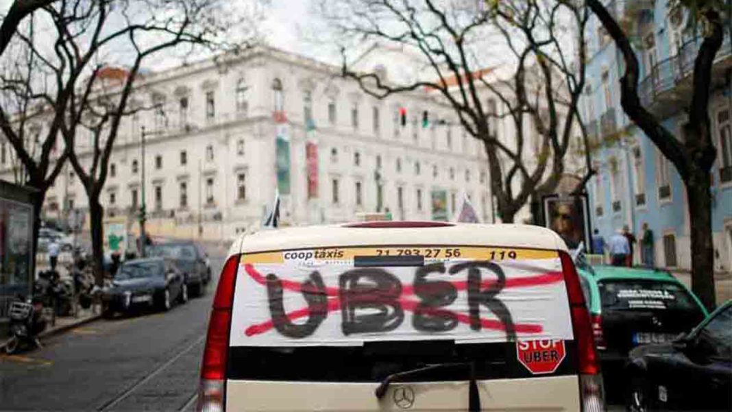 Los taxistas daneses protestan contra Uber en el parlamento