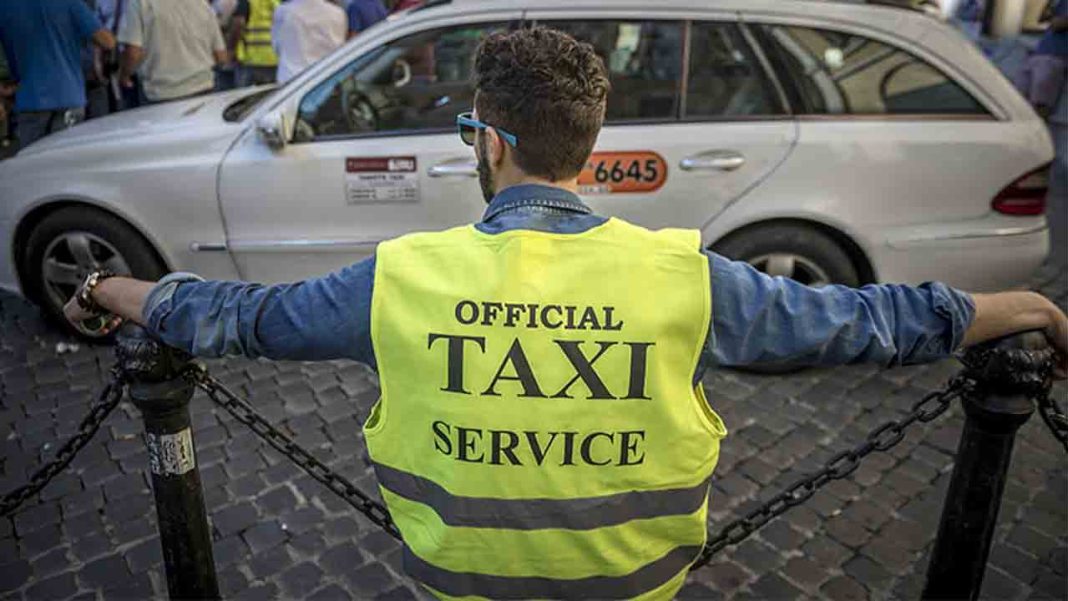 Los taxistas protestan contra Uber en la Plaza Montecitorio de Roma