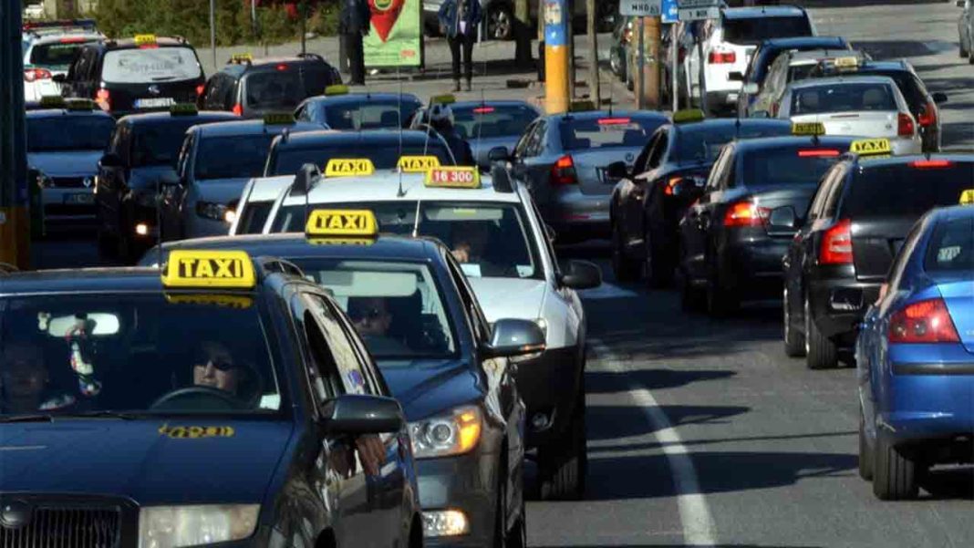 Taxistas eslovacos bloquean el centro de Bratislava en protesta contra Uber