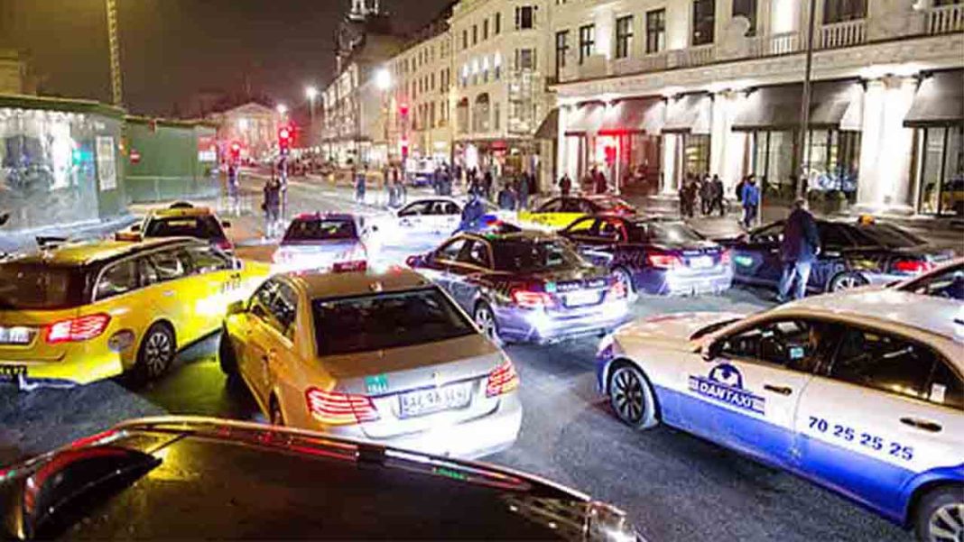 Los taxistas de Copenhague detienen el tráfico para protestar contra Uber
