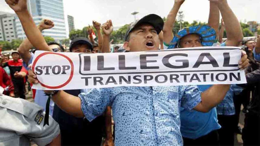 Miles de taxistas Indonesios protestan contra Uber en Yakarta