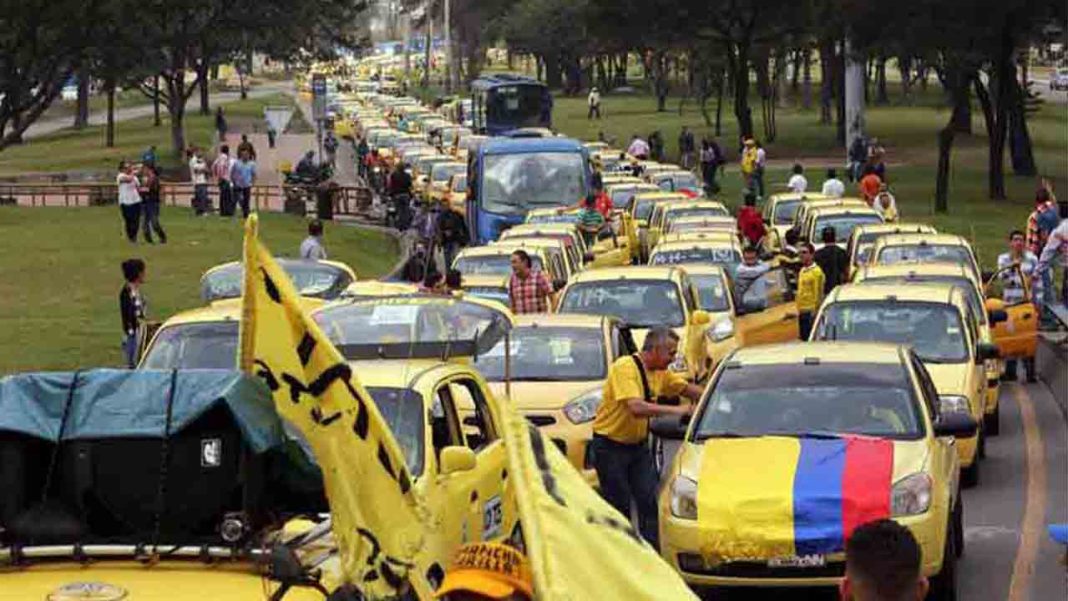 Protesta de taxistas contra Uber colapsa el tráfico en Bogotá