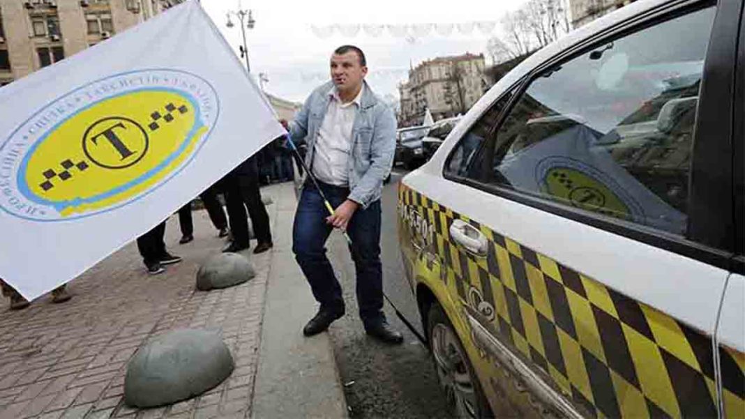 Taxistas ucranianos protestan en Kiev por la entrada de Uber