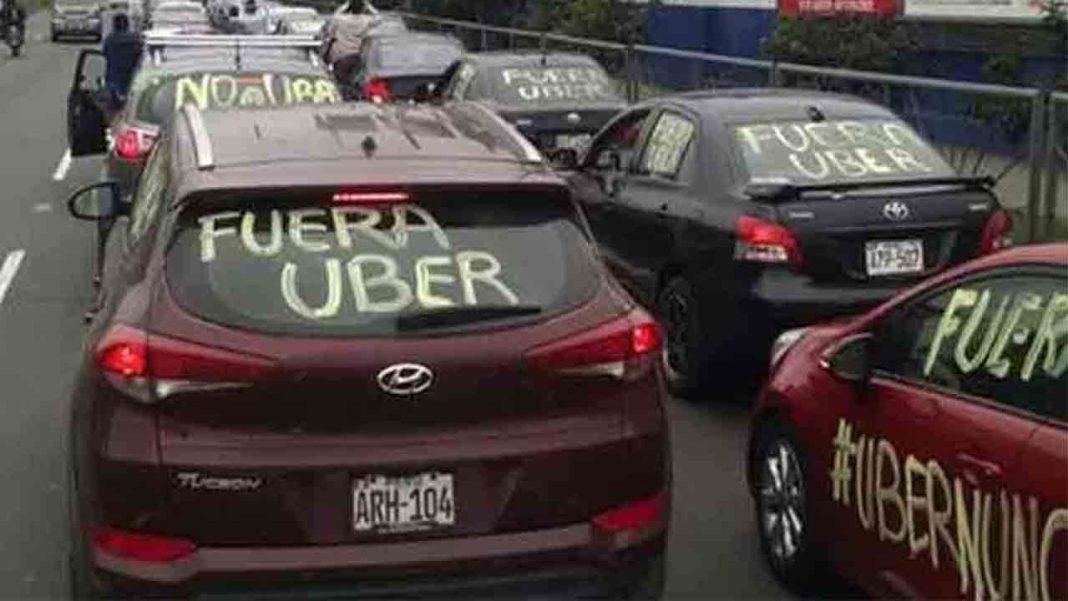 Los taxistas peruanos protestan contra Uber en Lima