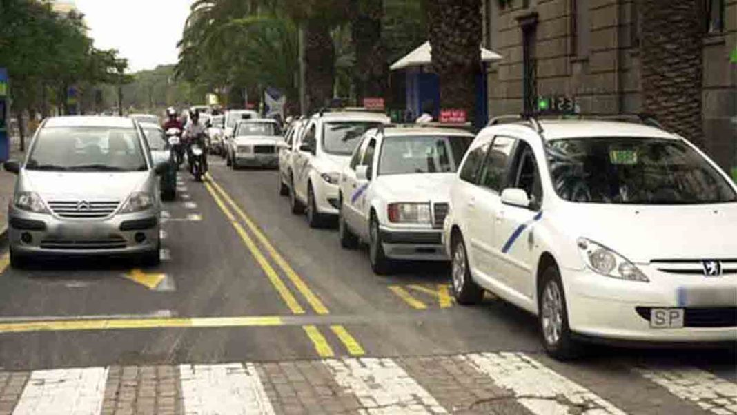 Los taxistas tinerfeños protestan en Santa Cruz contra Uber