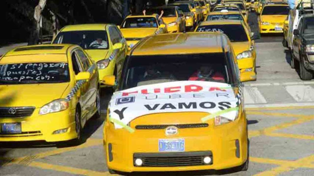 Los taxistas protestan en la calles de San Salvador contra Uber