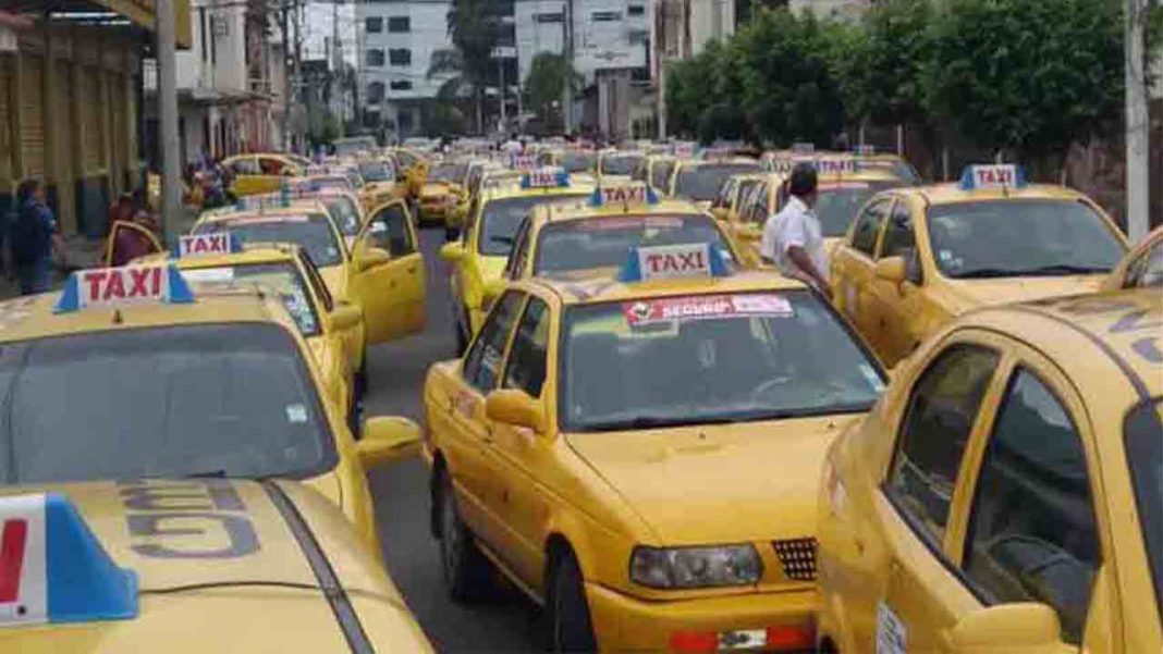 Taxistas bloquean las calles de Guayaquil en protesta contra Uber