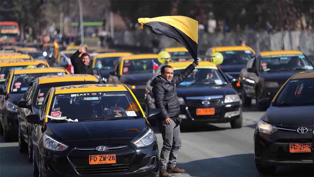 Los taxistas chilenos protestan contra Uber en Santiago