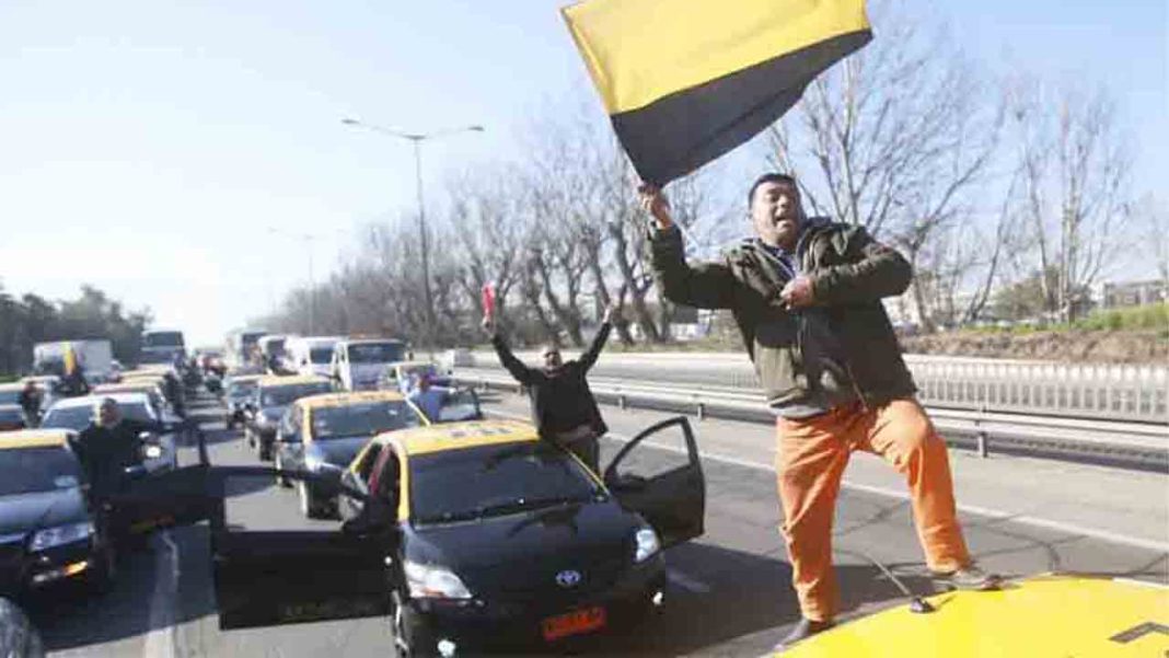 Los taxistas bloquean el acceso al aeropuerto de Santiago de Chile