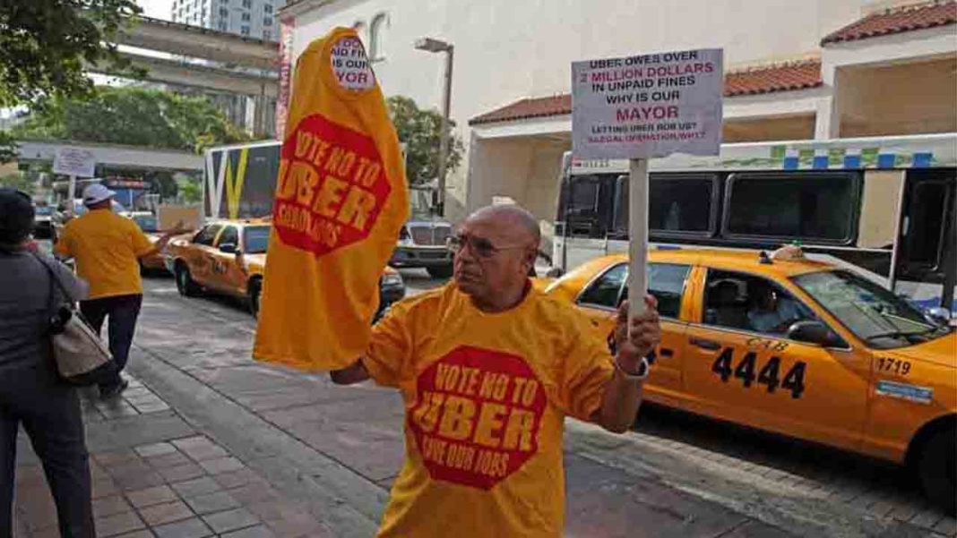 Los taxistas de Florida protestan contra Uber en Miami