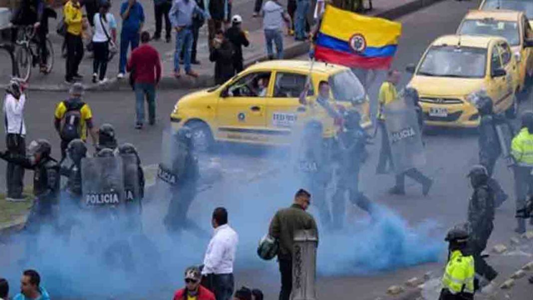 Taxistas de Bogotá bloquean calles en protesta contra Uber