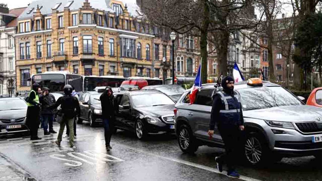 Los taxistas belgas protestan contra la Uberización en Bruselas