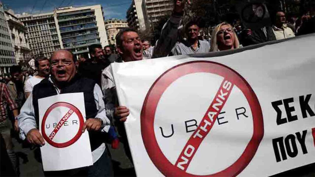 Los taxistas protestan contra la invasión de Uber en Grecia