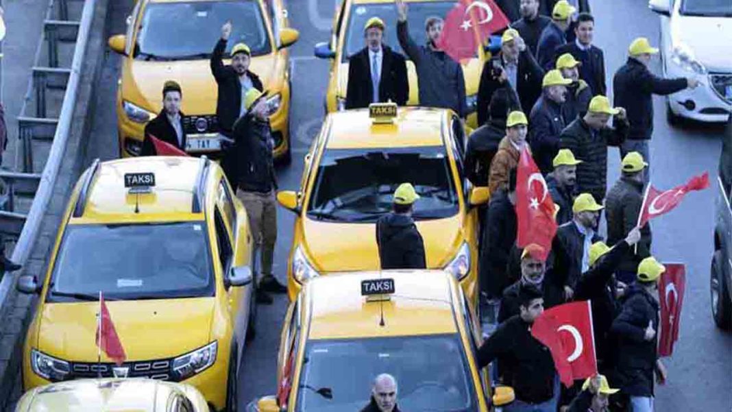 Los taxistas turcos se manifiestan en las calles de Estambul contra Uber