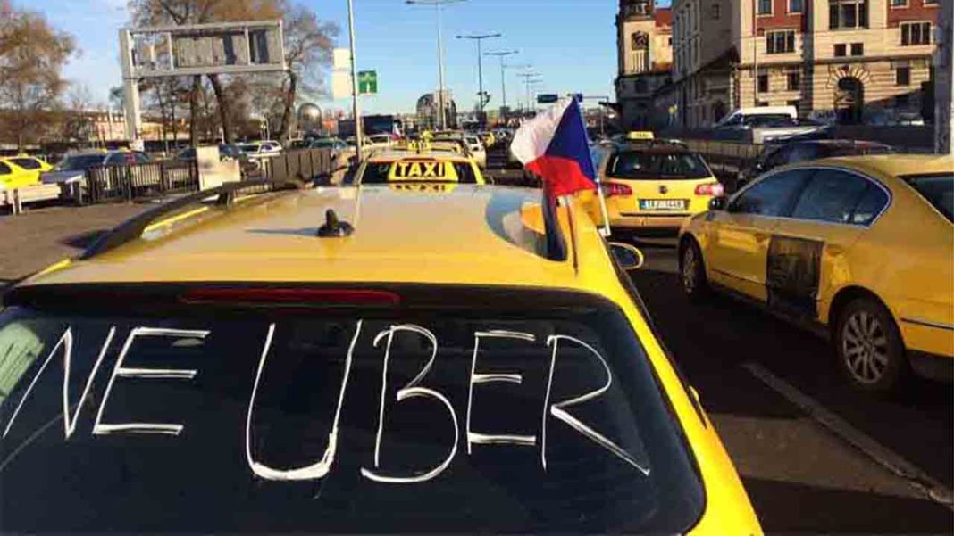 Protesta de los taxistas en Praga para que Uber cumpla la ley