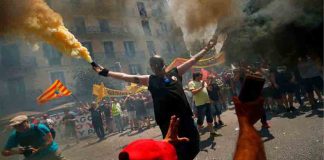 El taxi negro y amarillo cubre Barcelona contra Uber y Cabify