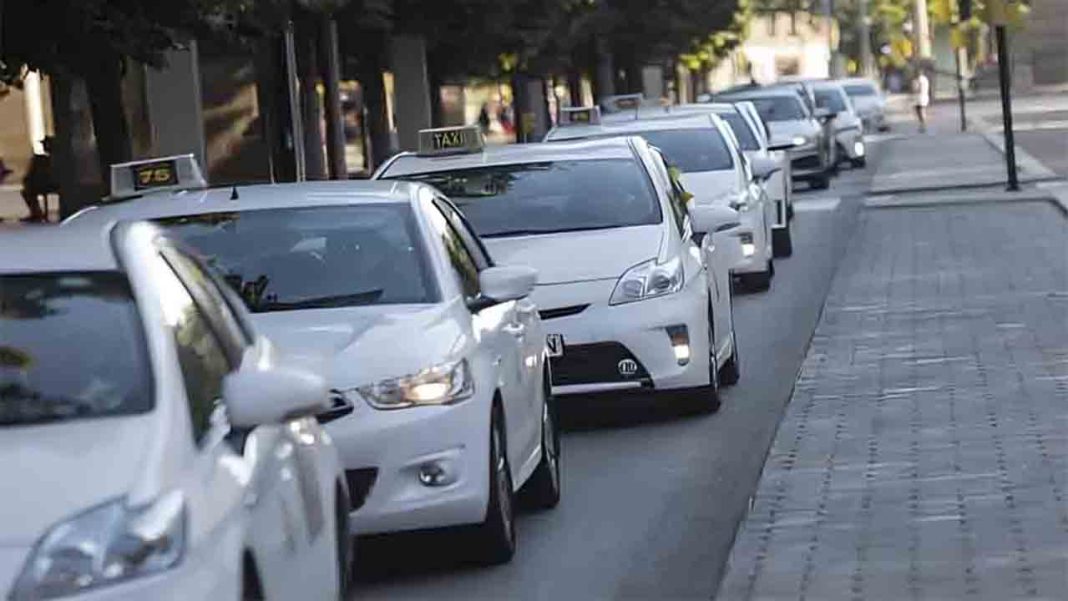 Protesta de los taxistas de Zaragoza contra Uber