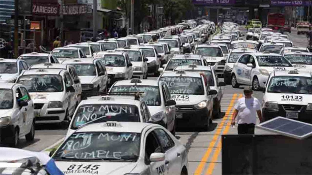 Cientos de taxistas protestan contra Uber en la Ciudad de Guatemala