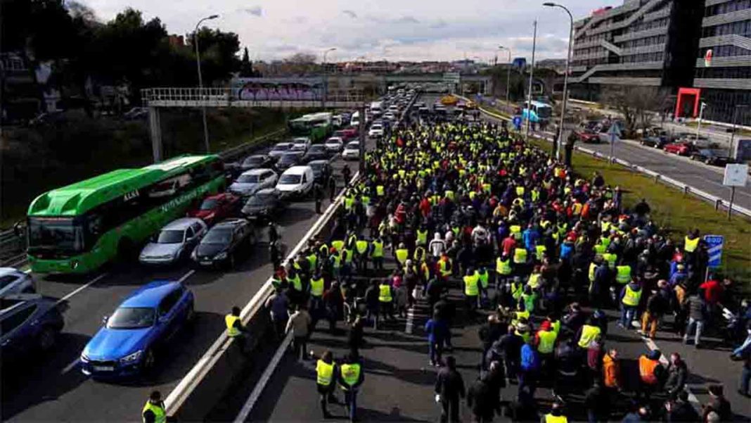Los taxistas bloquean el aeropuerto Adolfo Suárez Madrid-Barajas