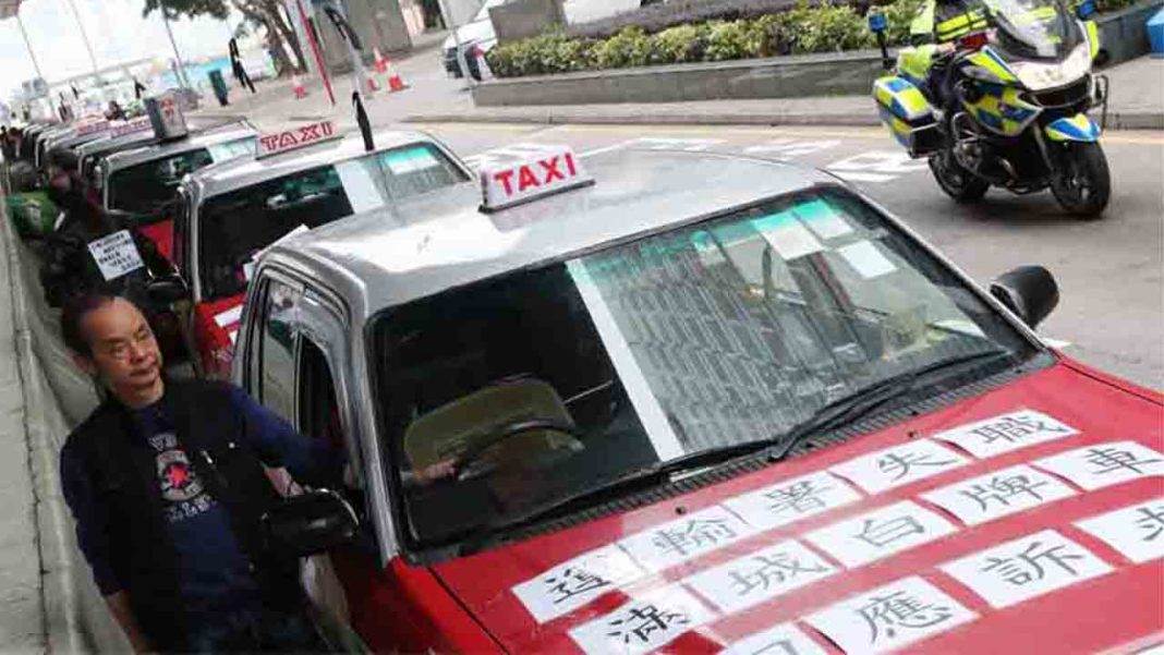 Los taxistas de Hong Kong realizan una marcha lenta contra Uber