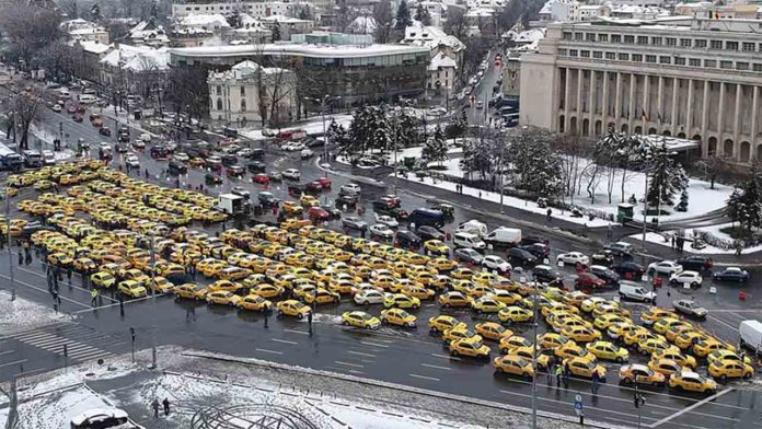 2.000 taxis bloquean la Plaza Victoriei de Bucarest en Rumanía, en protesta contra Uber y Bolt