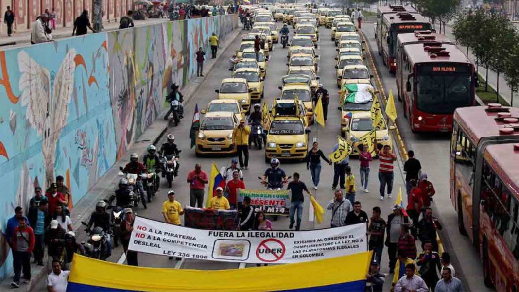 Taxistas colombianos se manifiestan en Bogotá contra Uber y Cabify