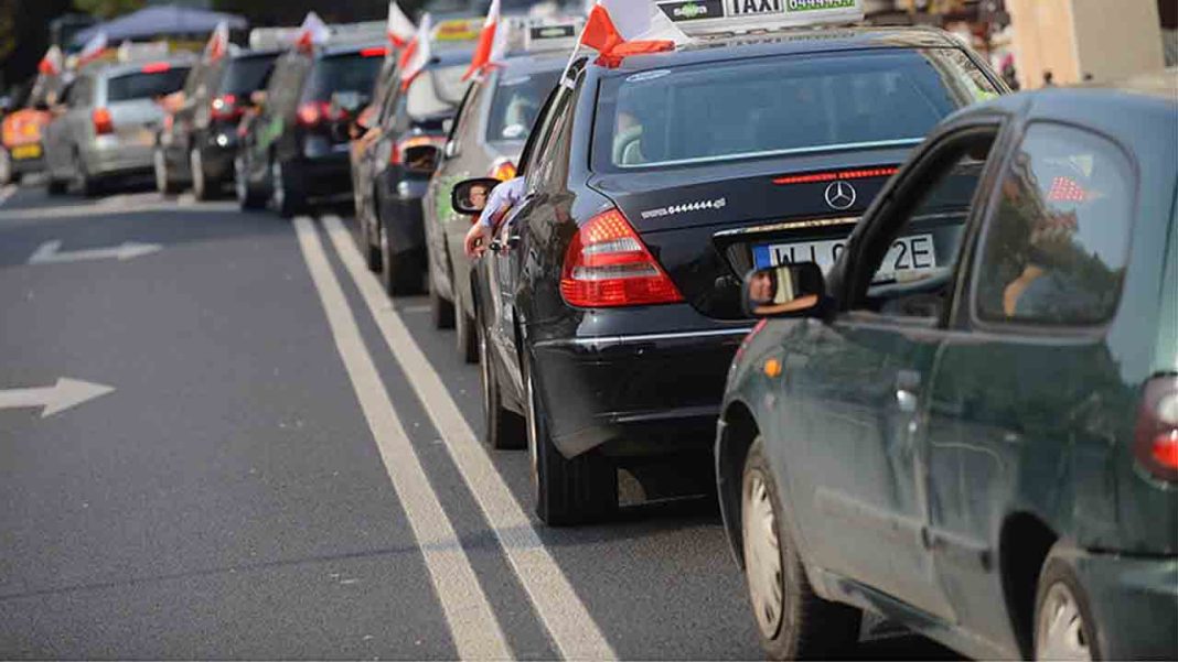 Protesta de los taxistas en el centro de Varsovia