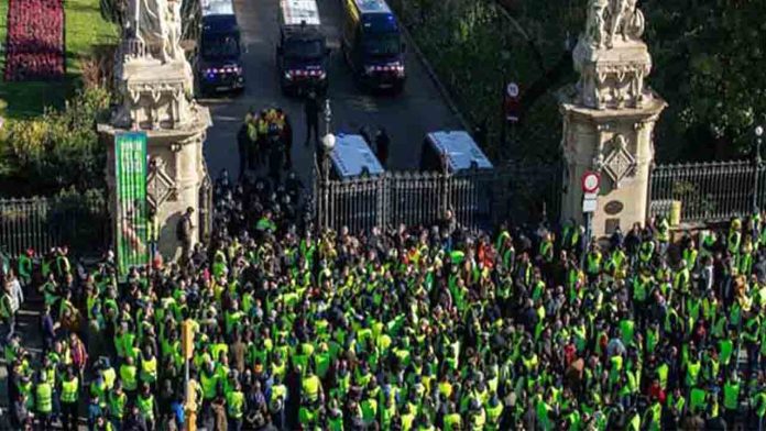 La Generalitat echa gasolina al fuego en medio de las negociaciones del taxi