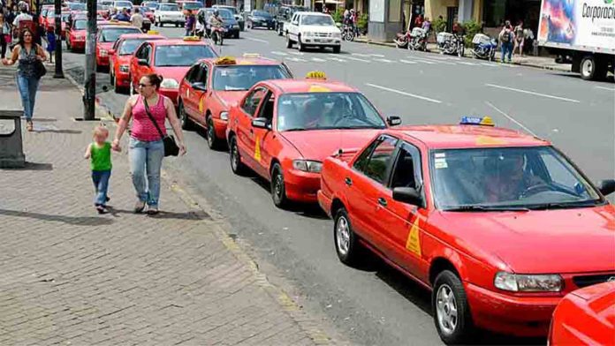 Los taxistas de Costa Rica demandarán al presidente por la operación de Uber