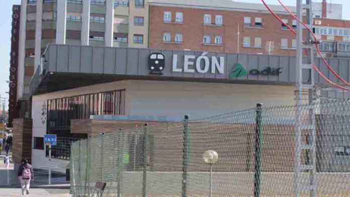 Los taxistas de León se quejan de las estaciones de tren y autobuses