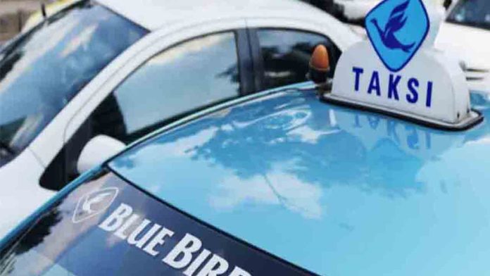 Gojek compra 30 millones en participaciones del operador de taxi Indonesio Blue Bird