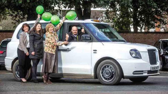 Incorporación del primer taxi híbrido en Stratford