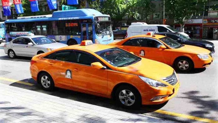Los taxis de Seúl cambiarán los módulos del techo por unos super grandes