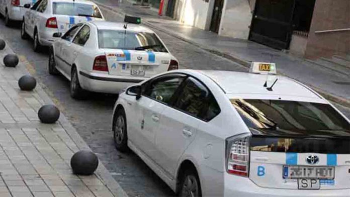 Los taxistas de Huelva, contra la nueva regulación de la Junta de Andalucía