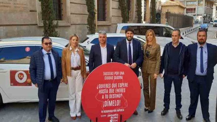 Los taxistas de Murcia, Lorca y Cartagena esperarán a que los clientes entren en su domicilio