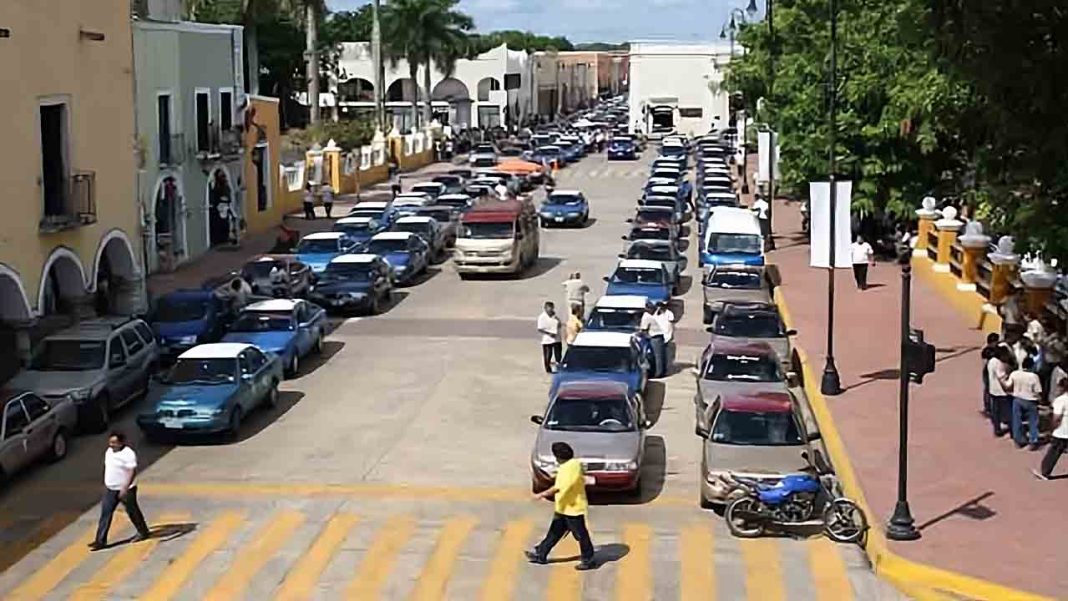Los taxistas de Valladolid (México) protestan contra Uber