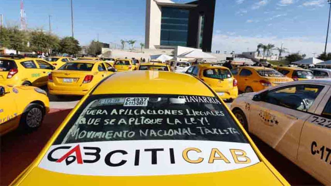 Los taxistas mexicanos protestan en Torreón contra Uber y DiDi