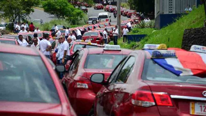 Uber ha hecho que 450 taxistas en Costa Rica devolviesen las licencias al Estado