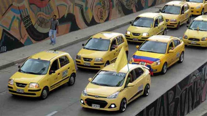 El taxi de Colombia denuncia a Uber y a las operadoras Movistar, Claro, Tigo y ETB