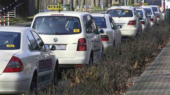 La Xunta de Galicia amplía las ayudas para comprar taxis híbridos y eléctricos