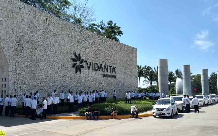 Protesta de los taxistas ante el Hotel Vidanta de Riviera Maya por trabajar con piratas