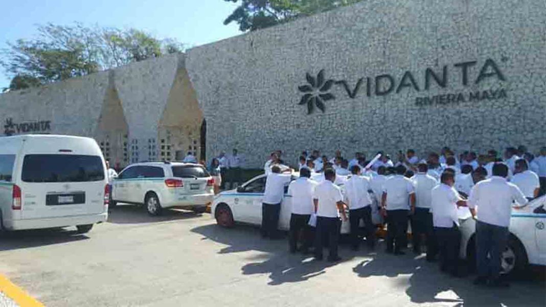 Protesta de los taxistas ante el Hotel Vidanta de Riviera Maya por trabajar con piratas