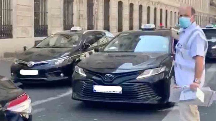 El sindicato de taxis francés entrega mascarillas a los taxistas