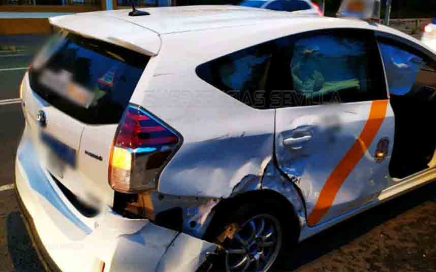 Herido grave un motorista en Sevilla tras colisionar con un taxi
