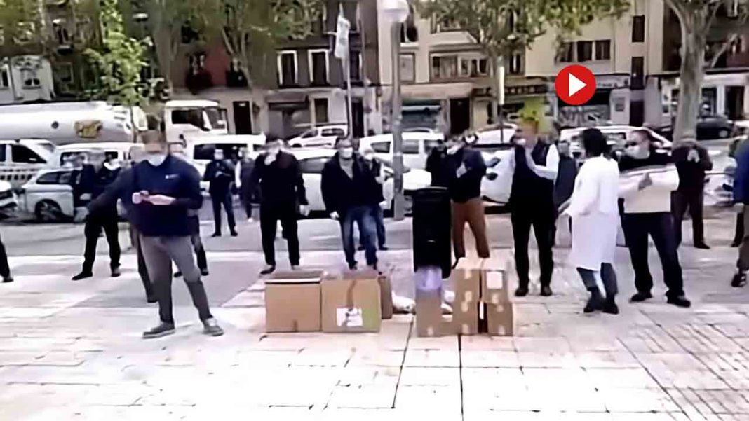 Los taxistas de Madrid agradecen su labor a los sanitarios