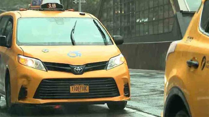 Los taxistas de Nueva York que entregan comida gratis a los confinados percibirán un aumento de sueldo
