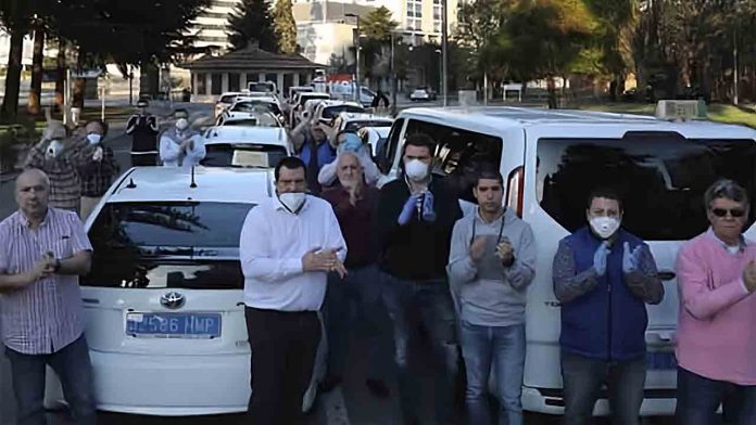 Los taxistas de Pamplona rinden homenaje al personal sanitario