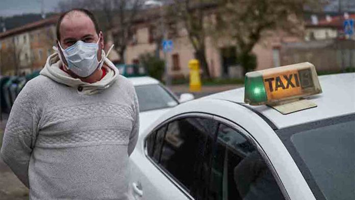 Los taxistas madrileños muestran su enfado por la nefasta gestión del reparto de mascarillas